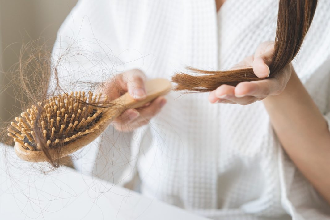 Sposoby na wypadające włosy. Sięgnij po nie szczególnie jesienią