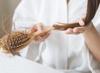 Sposoby na wypadające włosy. Sięgnij po nie szczególnie jesienią