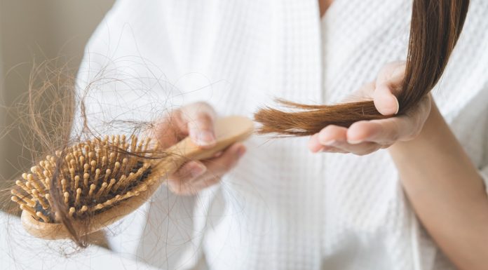Sposoby na wypadające włosy. Sięgnij po nie szczególnie jesienią