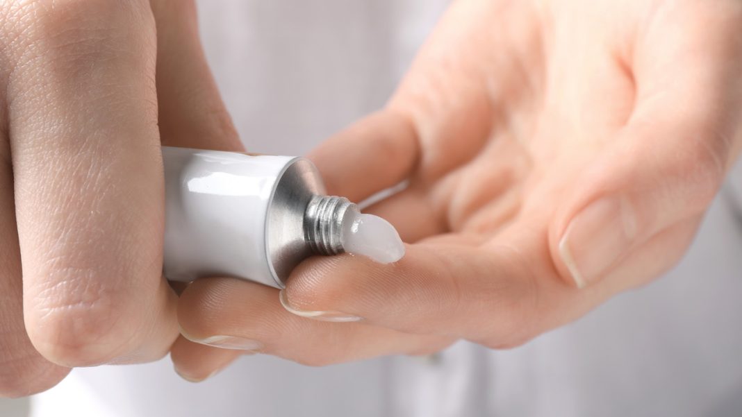 Popadła w zapomnienie, ale właśnie wraca w wielkim stylu. Tania maść z apteki działa cuda na zmarszczki