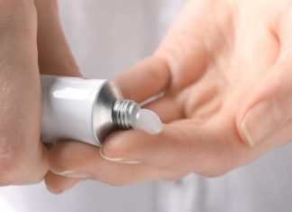 Popadła w zapomnienie, ale właśnie wraca w wielkim stylu. Tania maść z apteki działa cuda na zmarszczki