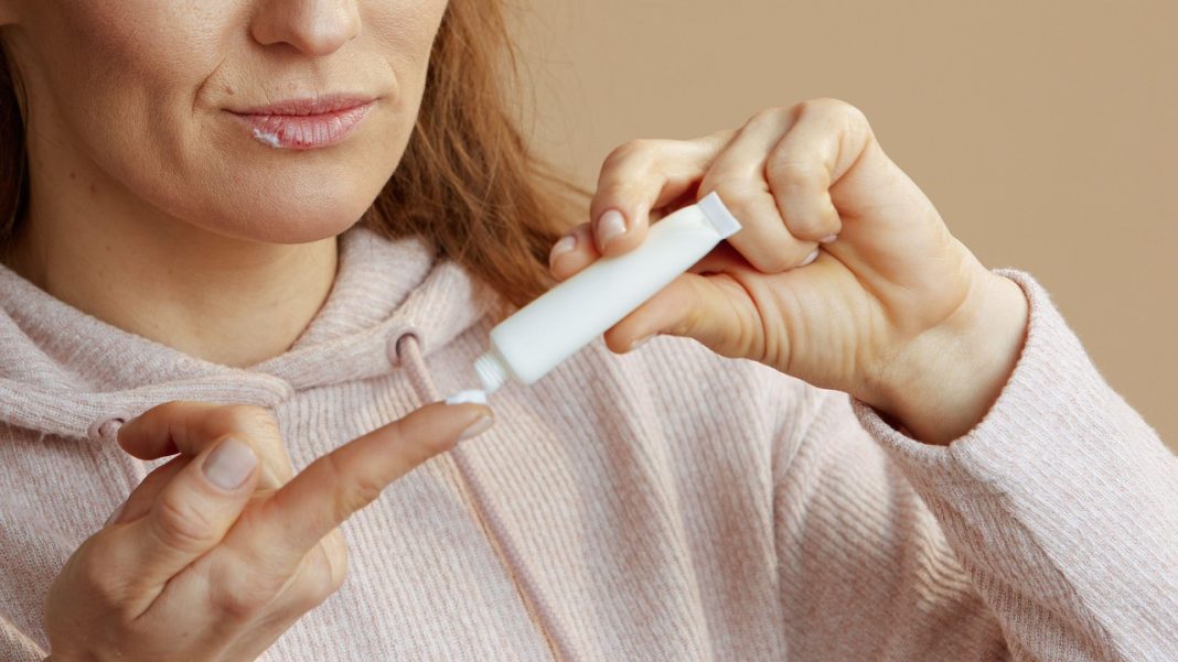 Jest brązowa, brzydko pachnie, ale działa cuda. Ta maść to hit z apteki