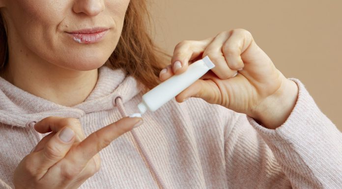 Jest brązowa, brzydko pachnie, ale działa cuda. Ta maść to hit z apteki