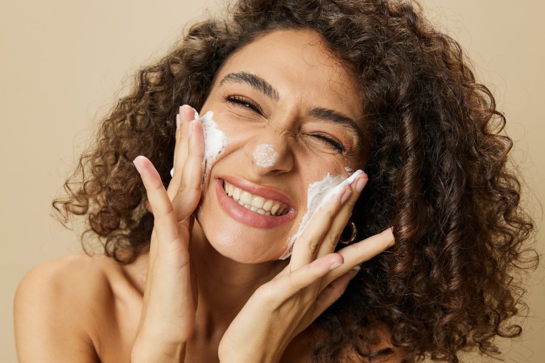 Koniecznie wykonuj dwuetapowe oczyszczanie skóry, jeśli masz ten typ cery