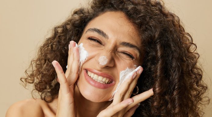 Koniecznie wykonuj dwuetapowe oczyszczanie skóry, jeśli masz ten typ cery