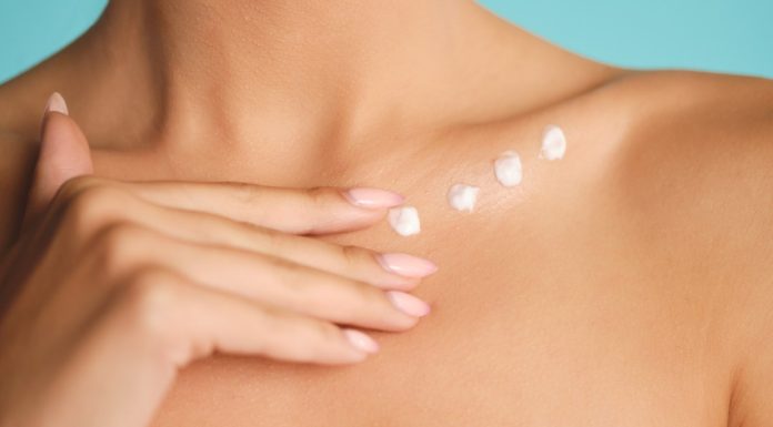 TOP 3 kremy, które bosko ujędrnią biust. Działają jak niewidzialny push up