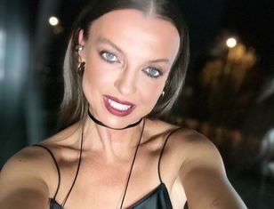 Zapozowała w bieliźnianej sukience. Stylizacja zapiera dech