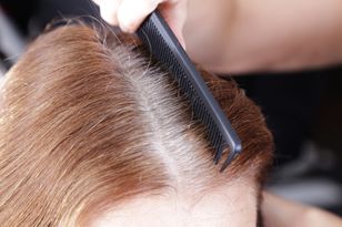 Produkt z kuchni na siwiznę. Wetrzyj i zapomnij o fryzjerze