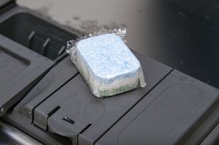 Usuń ze zmywarki. Inaczej tabletka nie zadziała