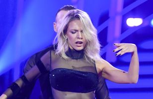 Weszła na parkiet w prześwitach. Tego w