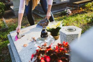 Sprzątanie na cmentarzu tylko na jej barkach.
