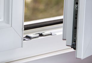 Wetrzyj w uszczelki ram okiennych. Obniżysz rachunki za ogrzewanie