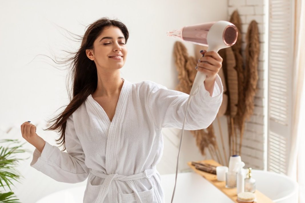Suszarki do włosów z wyższej półki — potrafią więcej niż tylko suszyć kosmyki