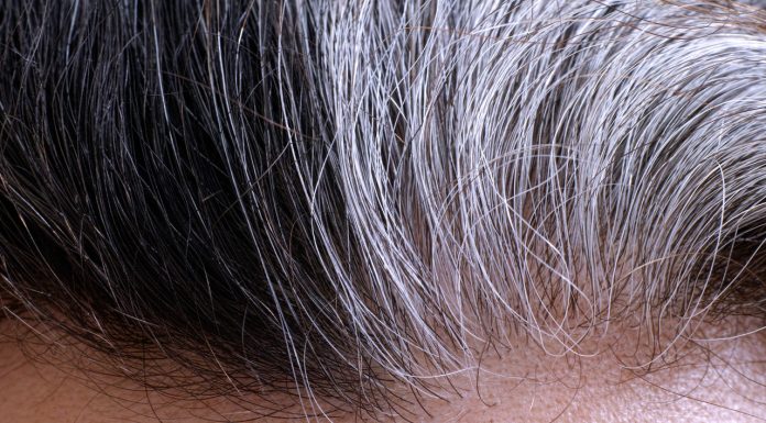 Najlepsze sposoby na siwe włosy. Te triki znały już nasze babcie