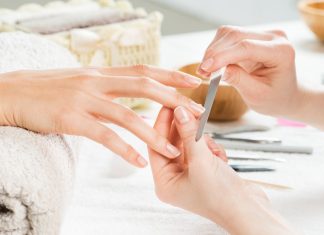 Hit jesieni 2024. Ten manicure hybrydowy wybierają najczęściej kobiety po 50-tce