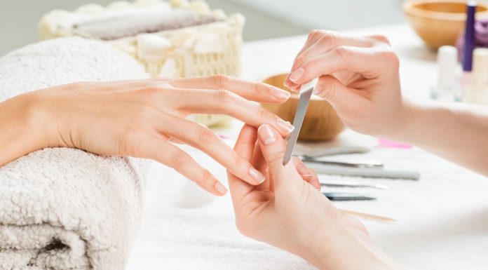 Hit jesieni 2024. Ten manicure hybrydowy wybierają najczęściej kobiety po 50-tce