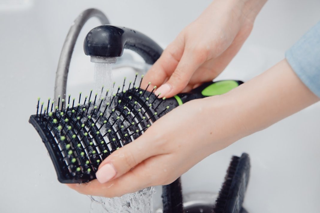 Jak często czyścisz szczotkę do włosów? Jeśli o tym zapominasz, narażasz się na problemy