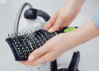 Jak często czyścisz szczotkę do włosów? Jeśli o tym zapominasz, narażasz się na problemy