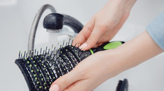 Jak często czyścisz szczotkę do włosów? Jeśli o tym zapominasz, narażasz się na problemy