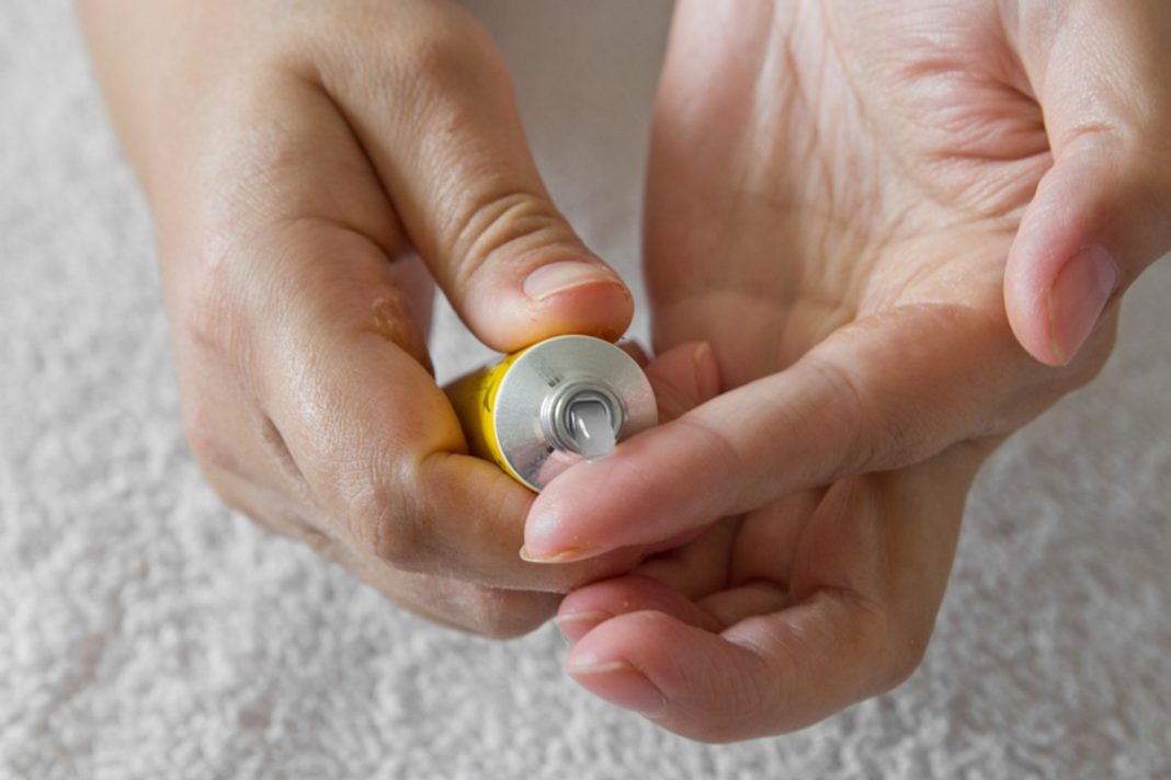 Ta maść z apteki to hit za grosze. Działa lepiej niż drogie kremy