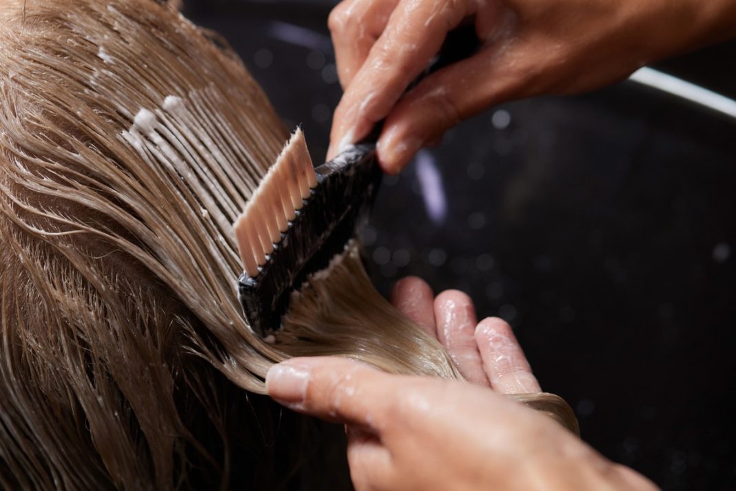 Trzy najlepsze kolory włosów dla 60-latki. Fryzjerzy mówią, że te odcienie odmładzają!