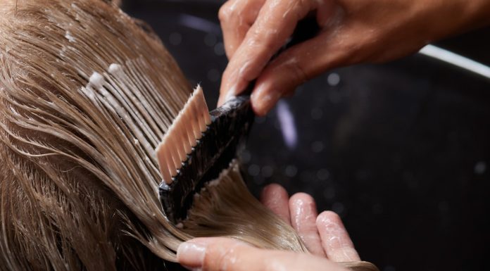 Trzy najlepsze kolory włosów dla 60-latki. Fryzjerzy mówią, że te odcienie odmładzają!