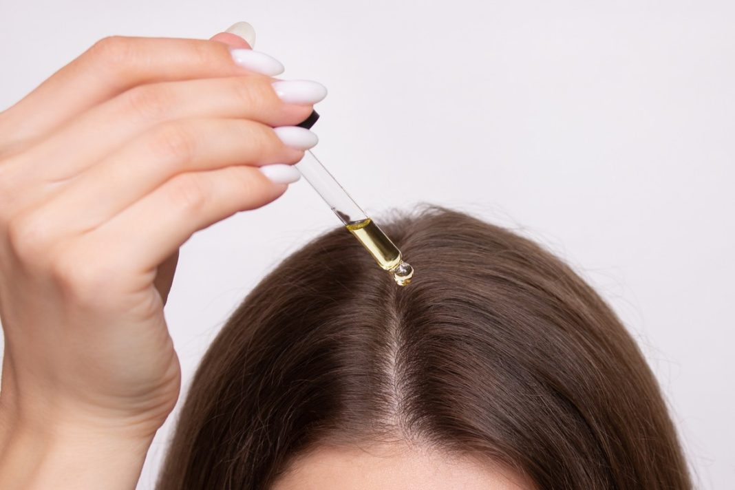 Wcieranie w skórę głowy naturalnego ekstraktu z imbiru powoduje istny wysyp baby hair