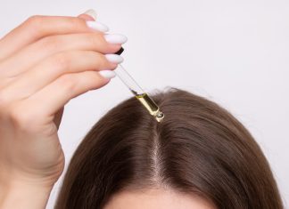 Wcieranie w skórę głowy naturalnego ekstraktu z imbiru powoduje istny wysyp baby hair