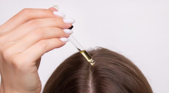 Wcieranie w skórę głowy naturalnego ekstraktu z imbiru powoduje istny wysyp baby hair