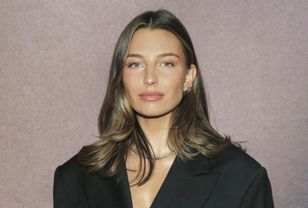 Przyszła na event w czarnej mini. Uwagę zwracały ozdobne rękawy