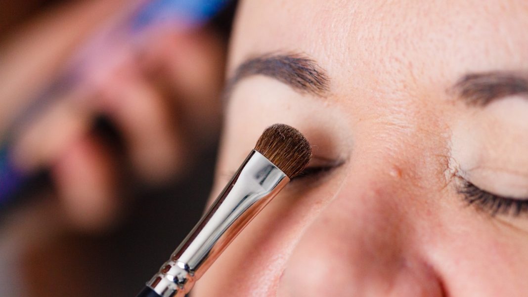 To najlepszy kolor cieni do powiek dla 50-latek. Rozświetla spojrzenie