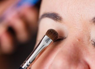 To najlepszy kolor cieni do powiek dla 50-latek. Rozświetla spojrzenie