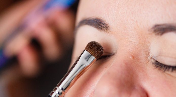 To najlepszy kolor cieni do powiek dla 50-latek. Rozświetla spojrzenie