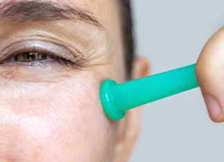 Prosty sposób na walkę ze zmarszczkami i opuchlizną. Zapomnij o drogich zabiegach