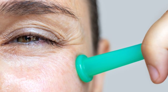 Prosty sposób na walkę ze zmarszczkami i opuchlizną. Zapomnij o drogich zabiegach