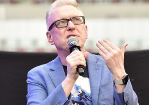 Nie mogą zawierać w Polsce związków partnerskich.