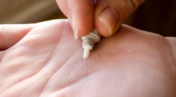 Maść na zmarszczki z PRL-u. Kupisz ją w każdej aptece za kilka złotych