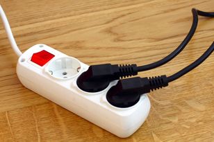 Nigdy nie podłączaj do listwy. Grozi pożarem