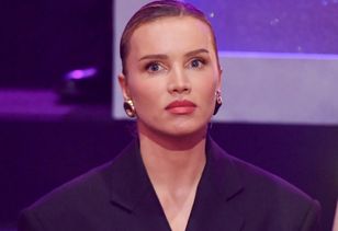 Wyglądała niczym bogini. Futurystyczna sukienka to hit na zbliżającego się sylwestra