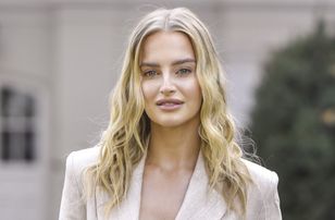 Pisarek spacerowała po stolicy. Kreacja powiewała na wietrze