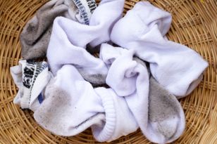 Wsyp do wody i namocz skarpetki. Po pół godziny będą śnieżnobiałe