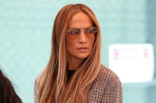 J.Lo w jesiennej stylizacji. Karmelowe szorty przyciągają spojrzenia