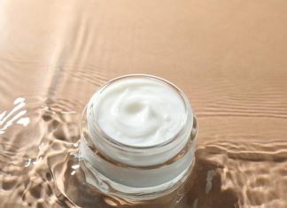 Ten krem z białymi truflami opłaca się kupić w Black Friday! Napina skórę na szyi w 3 tygodnie