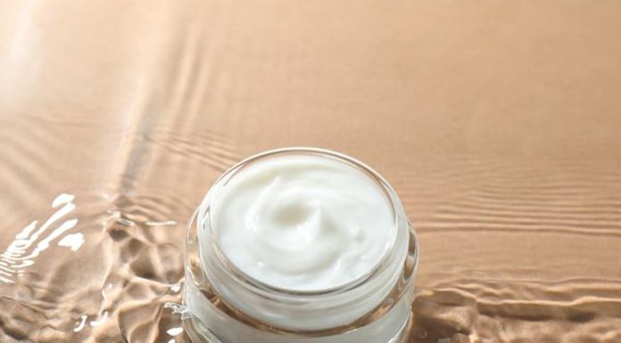 Ten krem z białymi truflami opłaca się kupić w Black Friday! Napina skórę na szyi w 3 tygodnie