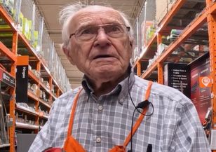 Ma 100 lat. Pracuje w sklepie budowlanym