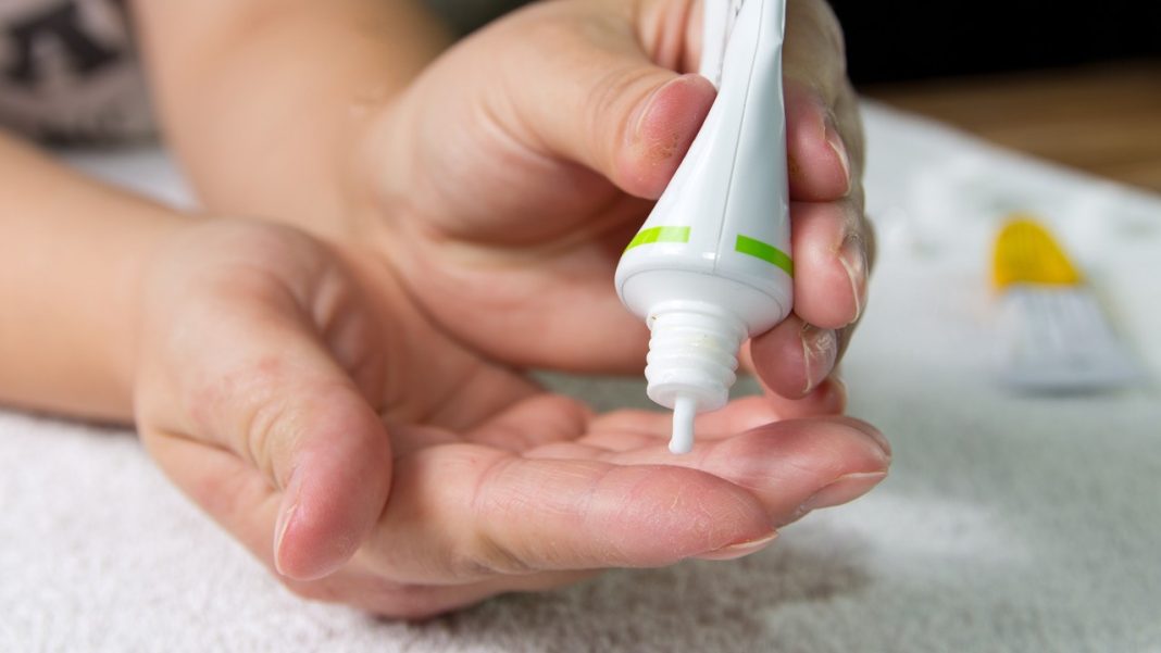 Usuwa zmarszczki i goi rany.