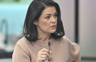 Pokazała się w krótkim sweterku. Ale coś poszło nie tak