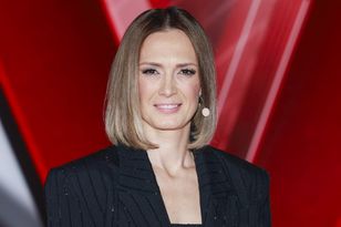 Włożyła dopasowaną mini. W pobłyskującym komplecie zadała szyku