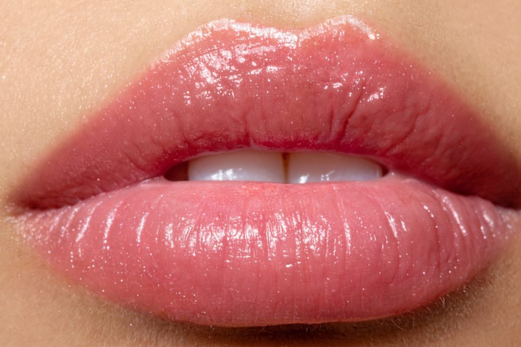 Ten balsam do ust intensywnie ujędrnia, wypełnia i nawilża.