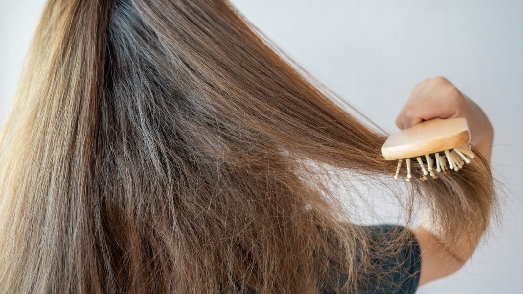 Sposób na puszące się włosy. Wydaje się dziwny, ale działa!